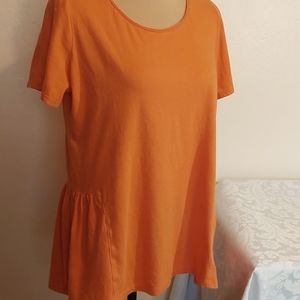 LORI  GOLDSTEIN LOGO short sleeve top, with side panels. Pre owned.Size M. EUC